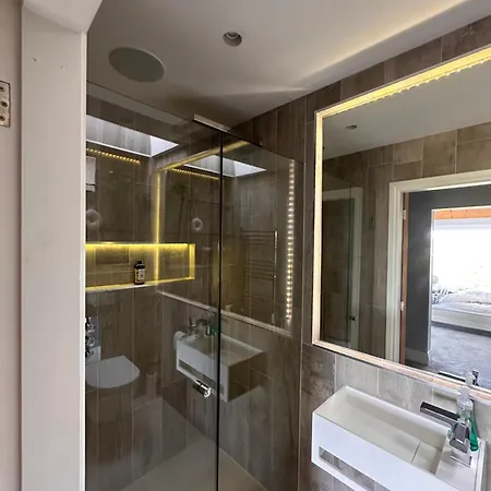 Villa Spectre Hot Tub Retreat - Harrogate
