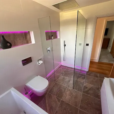 Villa Spectre Hot Tub Retreat - Harrogate Pannal