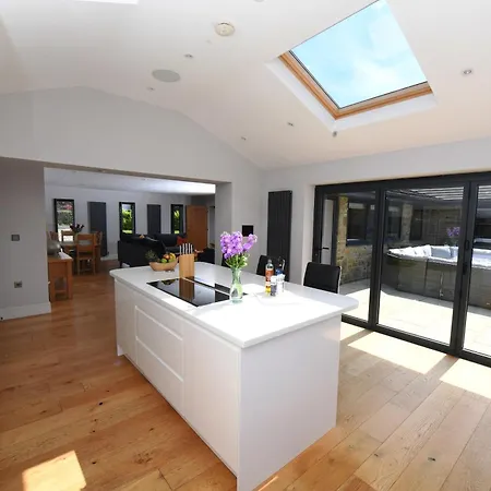 Spectre Hot Tub Retreat - Harrogate Villa