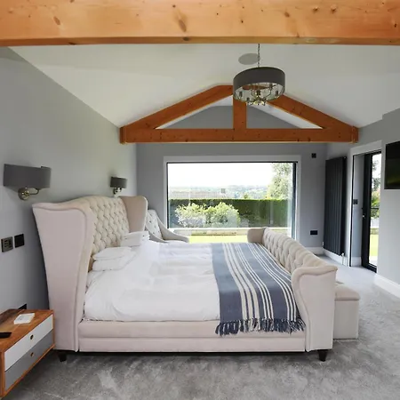 Spectre Hot Tub Retreat - Harrogate *