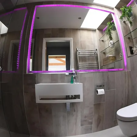 Spectre Hot Tub Retreat - Harrogate Villa Pannal