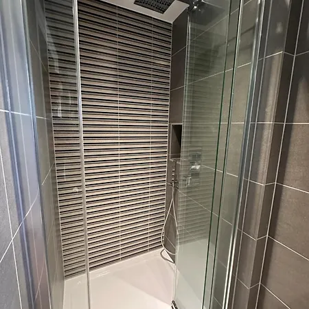 Spectre Hot Tub Retreat - Harrogate Villa