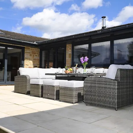 Spectre Hot Tub Retreat - Harrogate