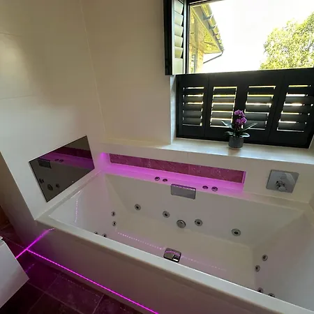 Villa Spectre Hot Tub Retreat - Harrogate Pannal