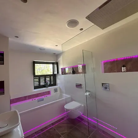 Spectre Hot Tub Retreat - Harrogate * Pannal