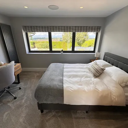 Spectre Hot Tub Retreat - Harrogate *