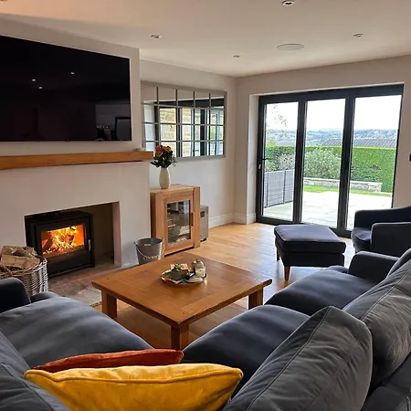 Spectre Hot Tub Retreat - Harrogate Villa