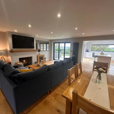 Spectre Hot Tub Retreat - Harrogate Pannal