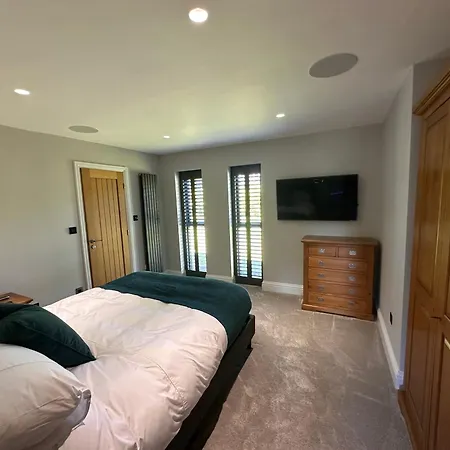 Spectre Hot Tub Retreat - Harrogate Pannal