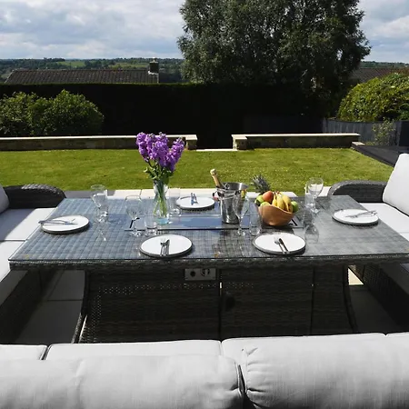 Spectre Hot Tub Retreat - Harrogate 빌라